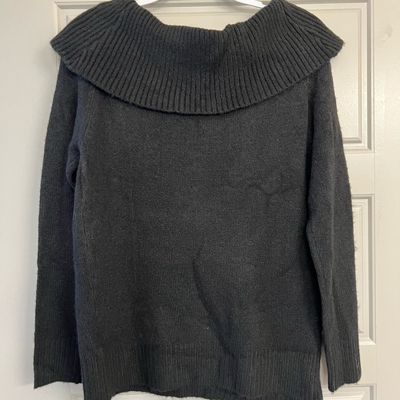 Kut From The Kloth medium Off Shoulder Sweater NWT - Picture 3 of 5